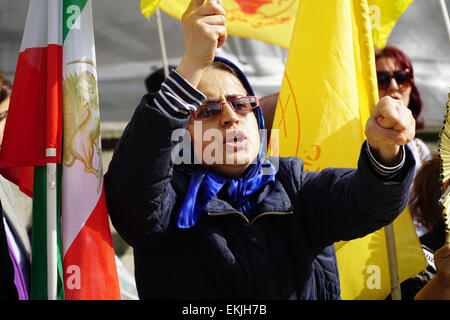 London, UK. 10. April 2015. Die Volksmudschaheddin von Iran protestiert in Whitehall fordern ein Ende zu den kriminellen Kraftstoff, Nahrung und medizinische Blockade im Camp Liberty in London. Bildnachweis: Siehe Li/Alamy Live News Stockfoto