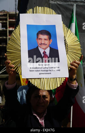 London, UK. 10. April 2015. Die Volksmudschaheddin von Iran protestiert in Whitehall fordern ein Ende zu den kriminellen Kraftstoff, Nahrung und medizinische Blockade im Camp Liberty in London. Bildnachweis: Siehe Li/Alamy Live News Stockfoto