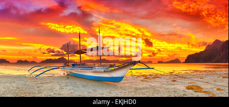 Traditionelle philippinische Boot Bangka bei Sonnenuntergang Stockfoto