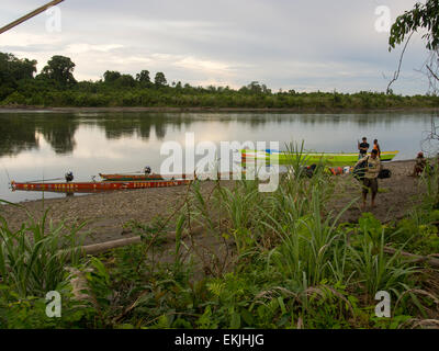 Dschungel, Indonesien - 13. Januar 2015: Bunte Boote am Ufer des Flusses Stockfoto