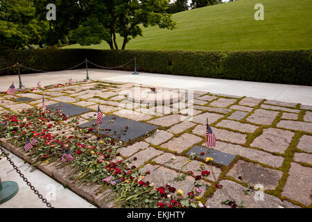 John Kennedy und Jackie Oanasis Gräber auf dem Arlington National Cemetery am Memorial Day Wochenende Stockfoto