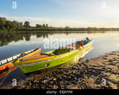 Dschungel, Indonesien - 13. Januar 2015: Bunte Boote am Ufer des Flusses Stockfoto