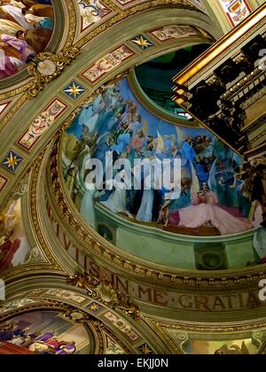 Die katholische Kirche Dach des päpstlichen Heiligtums der Jungfrau des Rosenkranzes von Pompeji mit Mosaiken und Fresken Stockfoto