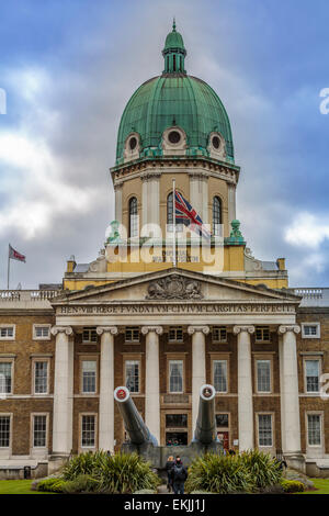 Das Imperial war Museum wurde 1917 gegründet, um die zivilen und militärischen Kriegsbemühungen und Opfer Großbritanniens zu dokumentieren, mit großen Marinegewehren im Vordergrund Stockfoto