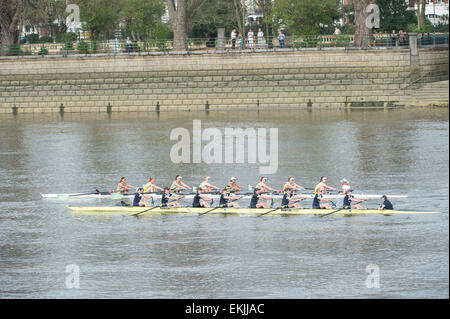 London, UK. 10. April 2015. Das Damenrennen Reserven statt am Tag vor der Regatta.  Oxford University Women Boot Club (OUWBC) [dunkel blauen Tops] im Boot namens Osiris Rennen Cambridge University Women Boot Club (CUWBC) [leichten blauen Oberteilen] im Boot namens Blondie.  Dies ist die Geschichte macht erste offizielle Rennen zwischen weiblichen Mannschaften während des gesamten Regatta von Putney zu Mortlake. Bildnachweis: Duncan Grove/Alamy Live-Nachrichten Stockfoto