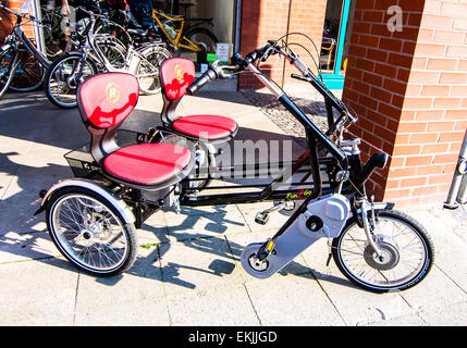 Ein Fahrrad für zwei Personen pro Stunde in Deutschland zu mieten. Stockfoto