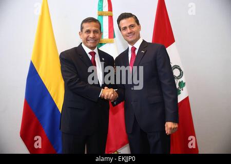 Panama City, Panama. 10. April 2015. Mexikanische Präsident Enrique Pena Nieto (R) schüttelt Hände mit seinem Gegenstück aus Peru Ollanta Humala in Panama-Stadt, Hauptstadt von Panama, am 10. April 2015. © Prensa Presidencial/ANDINA/Xinhua/Alamy Live-Nachrichten Stockfoto