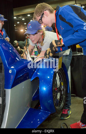 Detroit, Michigan, USA. 9. April 2015. Schüler aus Louisiana Tech University arbeiten an ein Auto, das sie entwickelt haben, um in der Shell Eco-Marathon zu konkurrieren. Der Wettbewerb fordert Schüler, Kraftstoff sparende Fahrzeuge zu bauen. Bildnachweis: Jim West/Alamy Live-Nachrichten Stockfoto