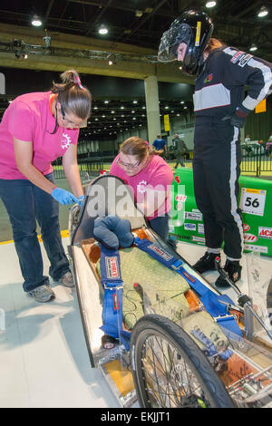 Detroit, Michigan, USA. 9. April 2015. Der Shop Girls Team Granitsturz (Washington) High School arbeitet an einem Auto, die sie entwickelt haben, um in der Shell Eco-Marathon zu konkurrieren. Der Wettbewerb fordert Schüler, Kraftstoff sparende Fahrzeuge zu bauen. Bildnachweis: Jim West/Alamy Live-Nachrichten Stockfoto