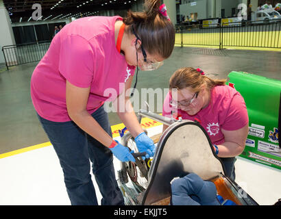 Detroit, Michigan, USA. 9. April 2015. Der Shop Girls Team Granitsturz (Washington) High School arbeitet an einem Auto, die sie entwickelt haben, um in der Shell Eco-Marathon zu konkurrieren. Der Wettbewerb fordert Schüler, Kraftstoff sparende Fahrzeuge zu bauen. Bildnachweis: Jim West/Alamy Live-Nachrichten Stockfoto