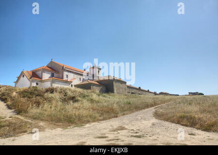 Cape Espichel alte Tempel Ort der Anbetung für Hunderte von Jahren jetzt in Schutt und Asche. Blick auf den Tempel vom Meer entfernt Stockfoto