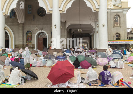 Addis Abeba, Äthiopien. 10. April 2015. Äthiopisch-Orthodoxe getreuen beobachten Siklet, die Kreuzigung von Jesus Christus, am Bole Medhane Alem Kirche am 10. April 2015 in Addis Abeba, Äthiopien-Credit: Dereje Belachew/Alamy Live News Stockfoto