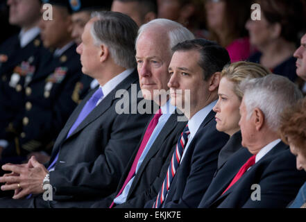 US-Senatoren John Cornyn, l und Ted Cruz von Texas bei Zeremonie Purple Hearts und Verteidigung der Freiheit Medaillen präsentiert. Stockfoto