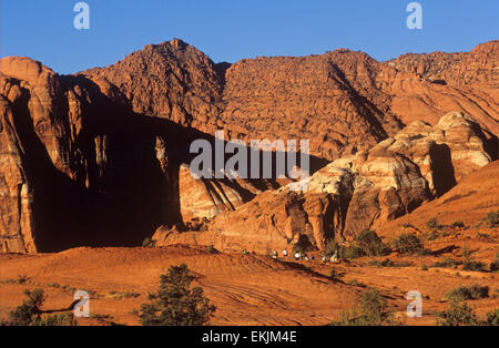 Roten Felsformationen Zwerg Wanderer am versteinerten Sanddünen, Snow Canyon State Park in der Nähe von St. George, Utah, USA Stockfoto