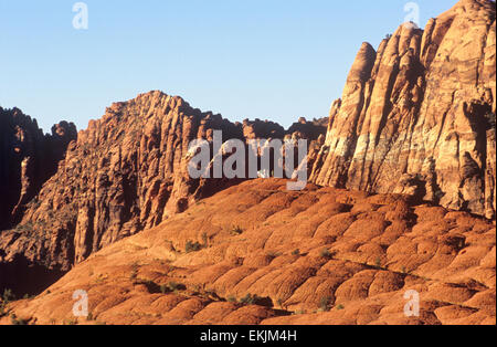 Roten Felsformationen Zwerg Wanderer am versteinerten Sanddünen, Snow Canyon State Park in der Nähe von St. George, Utah, USA Stockfoto