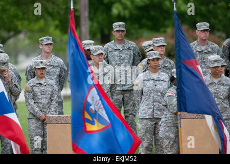 US-Armee Soldaten stehen während der Präsentation der Purple Hearts und Verteidigung der Freiheit Medaillen in Fort Hood in Texas Stockfoto