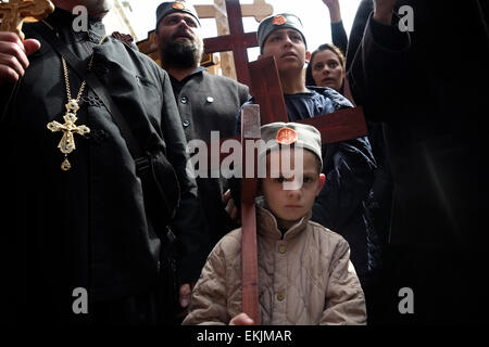 Serbische orthodoxe Christen tragen hölzerne Kreuze entlang der Via Dolorosa (Weg des Leidens) während der Karfreitagsprozession in der alten Stadt Jerusale Stockfoto