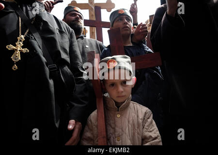 Serbische orthodoxe Christen tragen hölzerne Kreuze entlang der Via Dolorosa (Weg des Leidens) während der Karfreitagsprozession in der alten Stadt Jerusale Stockfoto