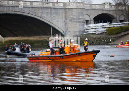 London, UK. 10. April 2015. Das Royal National Lifeboat Institute statt ihre zweite "Alternative Boat Race", bestehend aus 250 Miniatur Rettungsboote jedes gesponsert für £250 zu Spenden für die Hilfsorganisation.  Das Rennen war zwischen Barnes und Chiswick Bridge mit dem Sponsor des ersten Bootes übergeben die Ziellinie gewinnen die Möglichkeit, eine neue D Klasse Rettungsboot zu nennen. Hannah White (Sender, Segler und Abenteurer) moderierte die Veranstaltung vor dem Schiff Gasthaus in Mortlake und ein Boot gesponsert von John Hicks schließlich gewann das Rennen.  Eine Anzahl von Rettungsbooten waren anwesend bei der Veranstaltung. © Emma Stockfoto