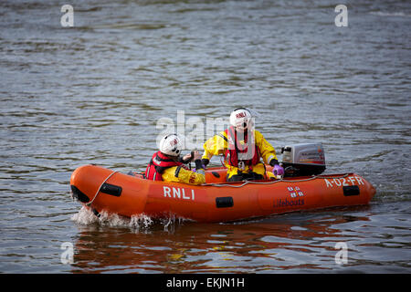 London, UK. 10. April 2015. Das Royal National Lifeboat Institute statt ihre zweite "Alternative Boat Race", bestehend aus 250 Miniatur Rettungsboote jedes gesponsert für £250 zu Spenden für die Hilfsorganisation.  Das Rennen war zwischen Barnes und Chiswick Bridge mit dem Sponsor des ersten Bootes übergeben die Ziellinie gewinnen die Möglichkeit, eine neue D Klasse Rettungsboot zu nennen. Hannah White (Sender, Segler und Abenteurer) moderierte die Veranstaltung vor dem Schiff Gasthaus in Mortlake und ein Boot gesponsert von John Hicks schließlich gewann das Rennen.  Eine Anzahl von Rettungsbooten waren anwesend bei der Veranstaltung. © Emma Stockfoto