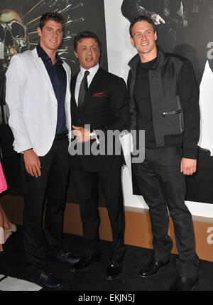 LOS ANGELES, CA - 16. August 2012: Sylvester Stallone & Gold-Olympiasieger Conor Dwyer (links) & Ryan Lochte bei der Los Angeles Premiere seines Films "The Expendables 2" bei Graumans Chinese Theatre in Hollywood. Stockfoto