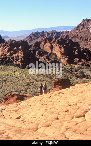 Roten Felsformationen Zwerg Wanderer am versteinerten Sanddünen, Snow Canyon State Park in der Nähe von St. George, Utah, USA Stockfoto