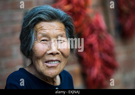 Li Mei Lan, Alter 80, in ihrer Heimat Hof, Luoyan, Henan Provinz, China. Stockfoto