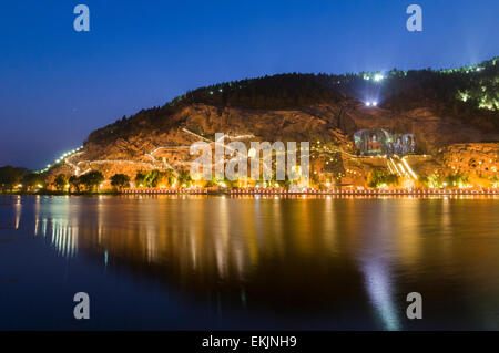 Lichter Umriss Buddhas geschnitzt in Felsen oberhalb Yi River, Longmen Grotten, Luoyang, Provinz Henan, China Stockfoto