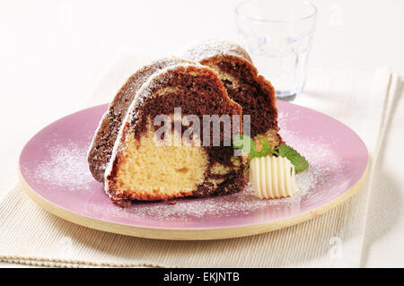 Scheiben von Marmorkuchen mit Puderzucker bestreut Stockfoto