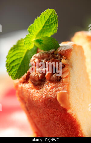 Madeira-Kuchen mit Nüssen garniert Stockfoto