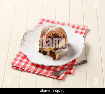 Marmor-Kuchen mit Puderzucker bestreut Stockfoto