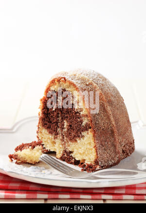 Marmor-Kuchen mit Puderzucker bestreut Stockfoto