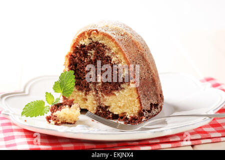 Marmor-Kuchen mit Puderzucker bestreut Stockfoto