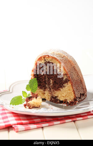 Marmor-Kuchen mit Puderzucker bestreut Stockfoto