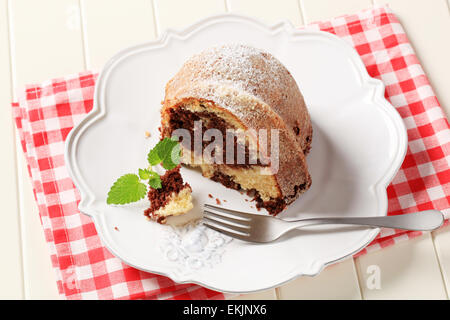 Marmor-Kuchen mit Puderzucker bestreut Stockfoto