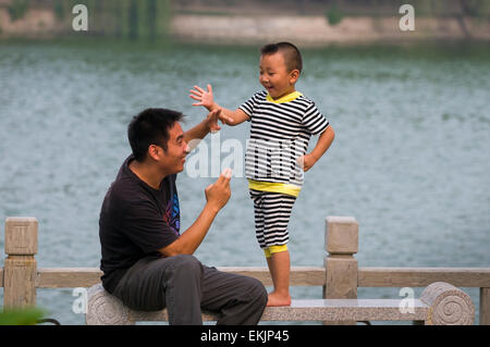 Vater und Sohn ausleben Schwertkampf sah sie bei der Kaiserin Schlosspark, Kaifeng, Henan Provinz, China Stockfoto