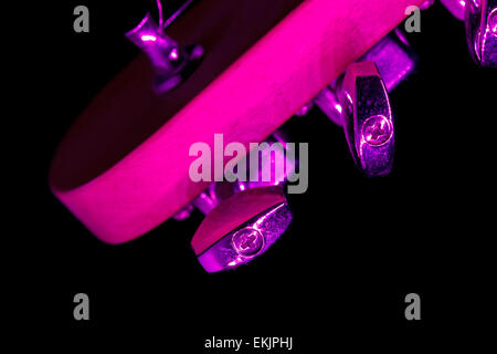 E-Gitarre tuning Stifte in lila Licht Stockfoto