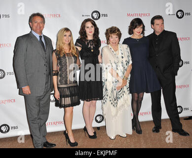 LOS ANGELES, CA - 22. Juli 2012: LtoR: Downton Abbey stars Hugh Bonneville, Joanne Froggatt, Michelle Dockery, Shirley MacLaine, Elizabeth McGovern & Brendan Coyle auf Fototermin für die dritte Serie von Downton Abbey im Beverly Hilton Hotel. Stockfoto