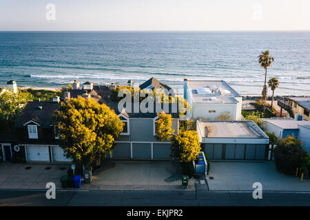Malibu - moderne Häuser mit Blick auf Meer und Wellen von El Matador