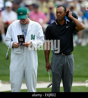 Augusta, Georgia, USA. 10. April 2015. Tiger Woods, rechts, Blicke über auf die Birdie buchen sein Caddie, Joe LaCava, links, hält am 16. grün während der zweiten Runde Aktion der Meister im Augusta National Golf Club auf Freitag, 10. April 2015 in Augusta, Georgia Wäldern beendete die Runde bei-2 und schaffte den Cut Credit: Action Plus Sport/Alamy Live News Stockfoto