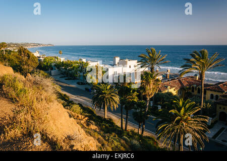 Blick auf die Häuser und die Pazifikküste in Malibu, Kalifornien. Stockfoto