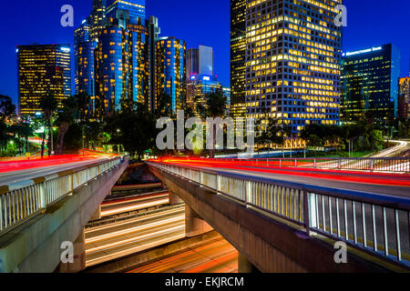 Brücken über die 110 Freeway und Gebäude im Financial District in der Nacht in Los Angeles, Kalifornien. Stockfoto