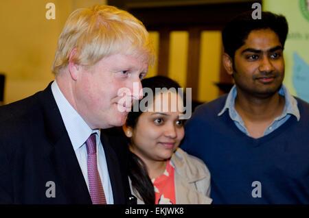 Uxbridge, Middlesex, UK, 10. April 2015. Boris Johnson konservativen Kandidaten zu MP Uxbridge und South Ruislip Gespräche für die Bewohner bei Versammlungen Credit: Prixpics/Alamy Live News Stockfoto