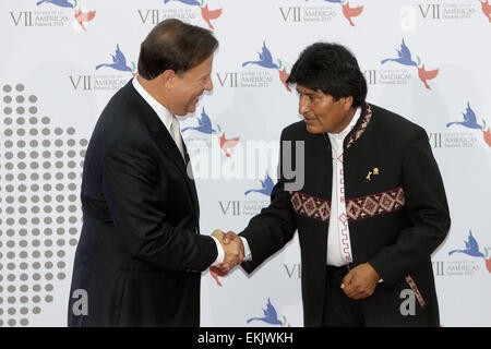 Panama City, Panama. 10. April 2015. Panamas Präsident Juan Carlos Varela (L) begrüßt Boliviens Präsident Evo Morales bei seiner Ankunft zur Eröffnungsfeier des Gipfels von Nord-und Südamerika, in Panama City, Panama, 7. 10. April 2015. Bildnachweis: Xu Zijian/Xinhua/Alamy Live-Nachrichten Stockfoto