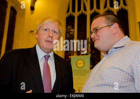 Uxbridge, Middlesex, UK, 10. April 2015. Boris Johnson konservativen Kandidaten zu MP Uxbridge und South Ruislip Gespräche für die Bewohner bei Versammlungen Credit: Prixpics/Alamy Live News Stockfoto