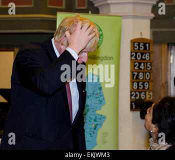 Uxbridge, Middlesex, UK, 10. April 2015. Boris Johnson konservativen Kandidaten zu MP Uxbridge und South Ruislip Gespräche für die Bewohner bei Versammlungen Credit: Prixpics/Alamy Live News Stockfoto