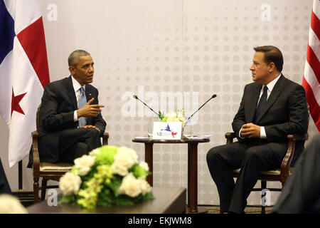 Panama City, Panama. 10. April 2015. Panamanian President Juan Carlos Varela (R) trifft sich mit US-Präsident Barack Obama vor dem siebten Gipfel der Amerikas in Panama-Stadt, Hauptstadt von Panama, am 10. April 2015. Bildnachweis: NOTIMEX/Xinhua/Alamy Live-Nachrichten Stockfoto