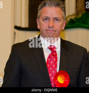 Uxbridge, Middlesex, UK, 10. April 2015. Chris Summers Labour-Kandidat für MP bei Uxbridge und South Ruislip bedrängt 10. April 2015 Credit: Prixpics/Alamy Live News Stockfoto