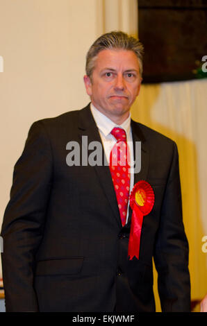 Uxbridge, Middlesex, UK, 10. April 2015. Chris Summers Labour-Kandidat für MP bei Uxbridge und South Ruislip bedrängt 10. April 2015 Credit: Prixpics/Alamy Live News Stockfoto