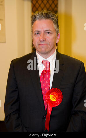 Uxbridge, Middlesex, UK, 10. April 2015. Chris Summers Labour-Kandidat für MP bei Uxbridge und South Ruislip bedrängt 10. April 2015 Credit: Prixpics/Alamy Live News Stockfoto